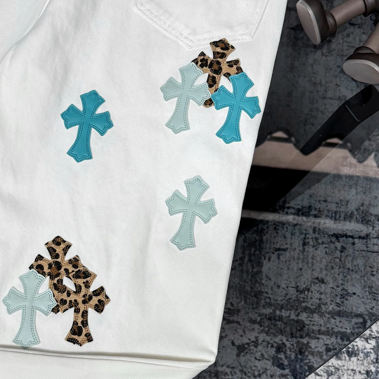 P250 Chrome Hearts 25SS white pants with three-color leopard print blue leather jeans. Chrome Hearts’ pants with the most popular colors are made of beaded canvas fabric. Heavy washing makes the upper body of the fabric more textured and the pants are tall and straight! The three-dimensional cutting of the whole trousers is a masterpiece! The hardware is customized by zp. The beaded canvas fabric is thick and soft after being washed. It has good breathability. Customized small leather label. Unique design. The details are simple and elegant, and the workmanship is exquisite. The whole trousers are neatly routed and the details are in place! It’s so cool that both men and women can easily control the genderless trend! Size: 28/30/32/34 Waist: 73/78/83/88 Sitting: 99/104/109/114 Pants length: 102/104/106/108